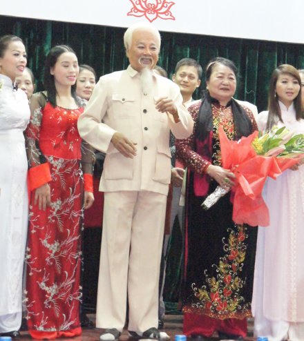 Nghệ sĩ đóng 2.000 lần vai Bác Hồ vẫn đứng “bên lề” danh hiệu